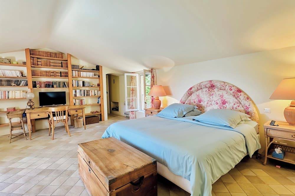 Cap Benat charme unique,piscine chauffable , accès plage 200 m. 5 ch 5s d.classé in Cap Bénat, Bormes-les-Mimosas