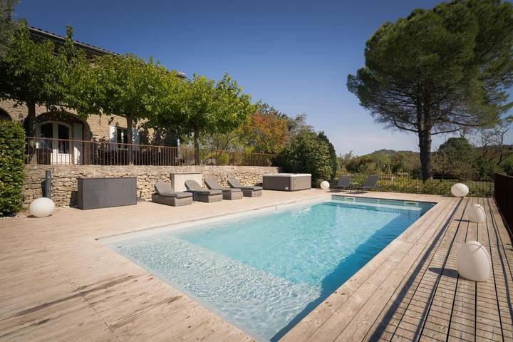 Villa pour 12 personnes, avec jacuzzi ainsi que piscine et jardin, adapté aux familles à Carcassonne
