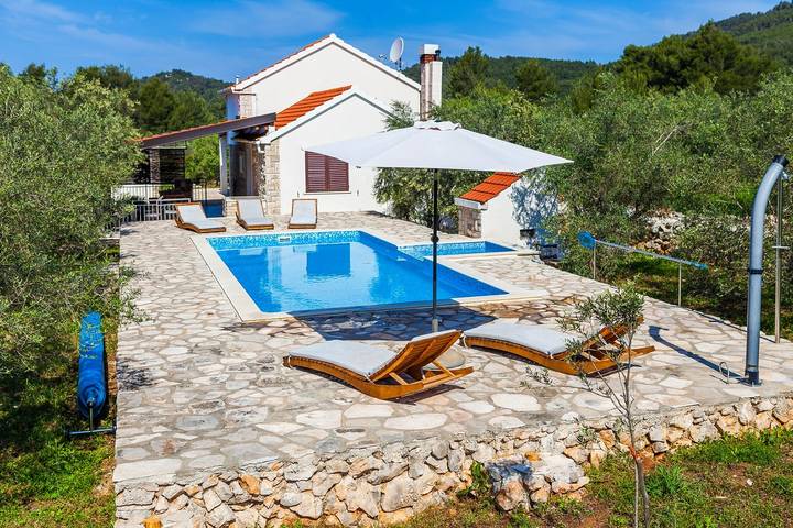 Villa für 6 Personen, mit Balkon/Terrasse und Garten sowie Pool auf Korcula