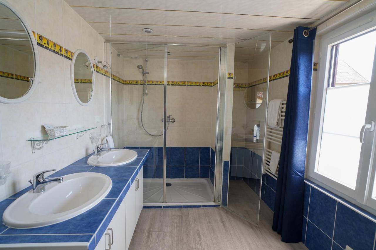 Comfort Triple Room with Shower in Arcis-sur-Aube, Aube