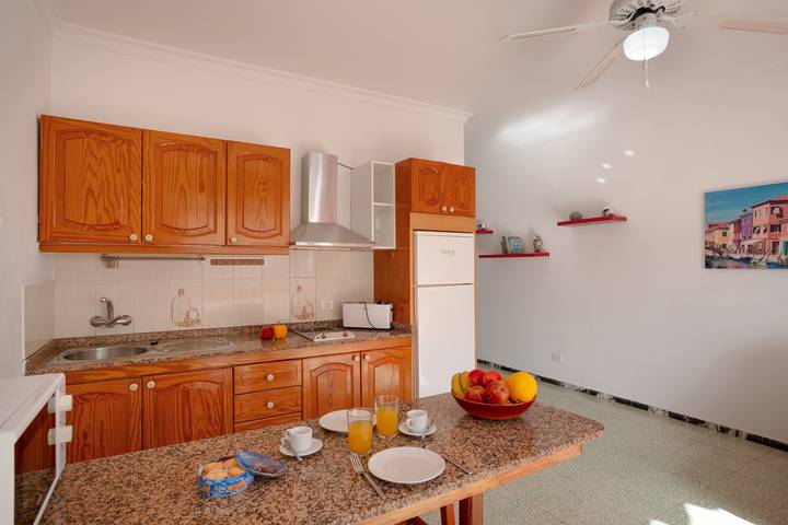 Apartamento entero, Apartamento de vacaciones 'Los Angeles 1' con vistas al mar, terraza compartida y Wi-Fi in Puerto de Mogan, Mogán