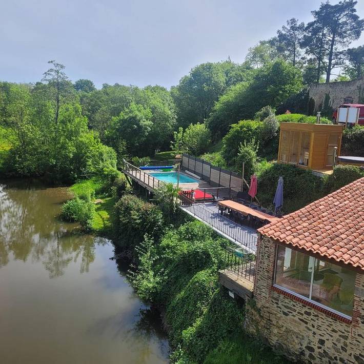 Location de vacances pour 16 personnes, avec Jacuzzi et Terrasse ainsi que Jardin et Piscine à Sainte-Cécile (Vendée)