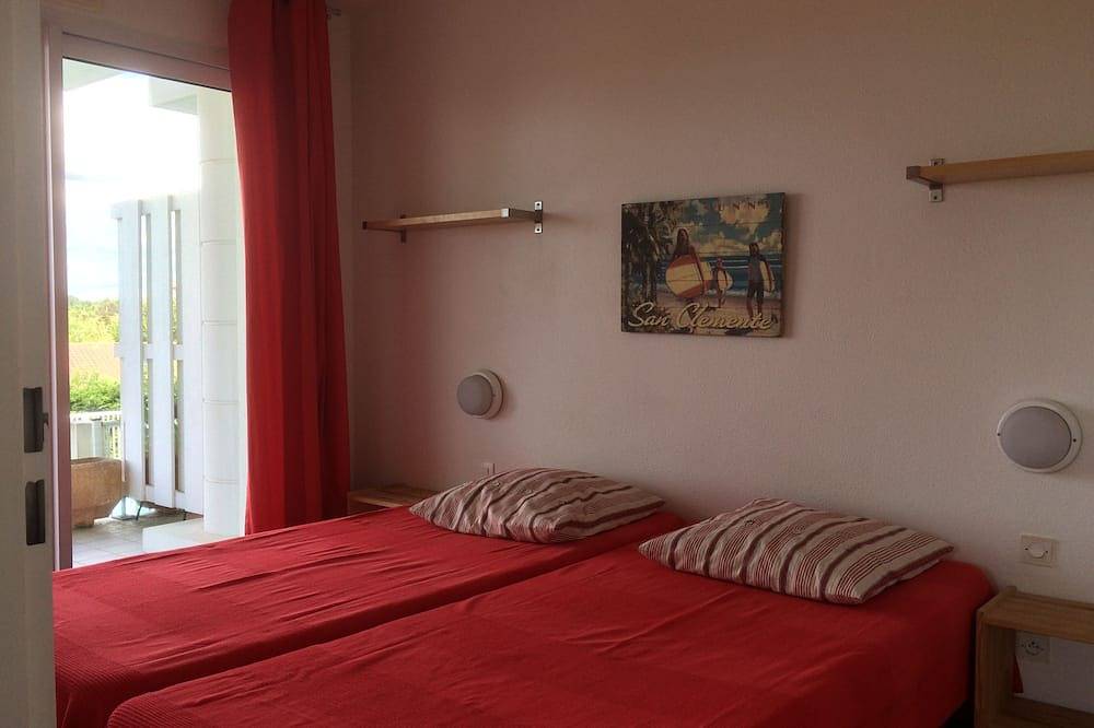Appartement entier, Village de Guethary,T2 vue mer avec piscine,à deux pas plage et commerces in Guéthary, Région de Bayonne