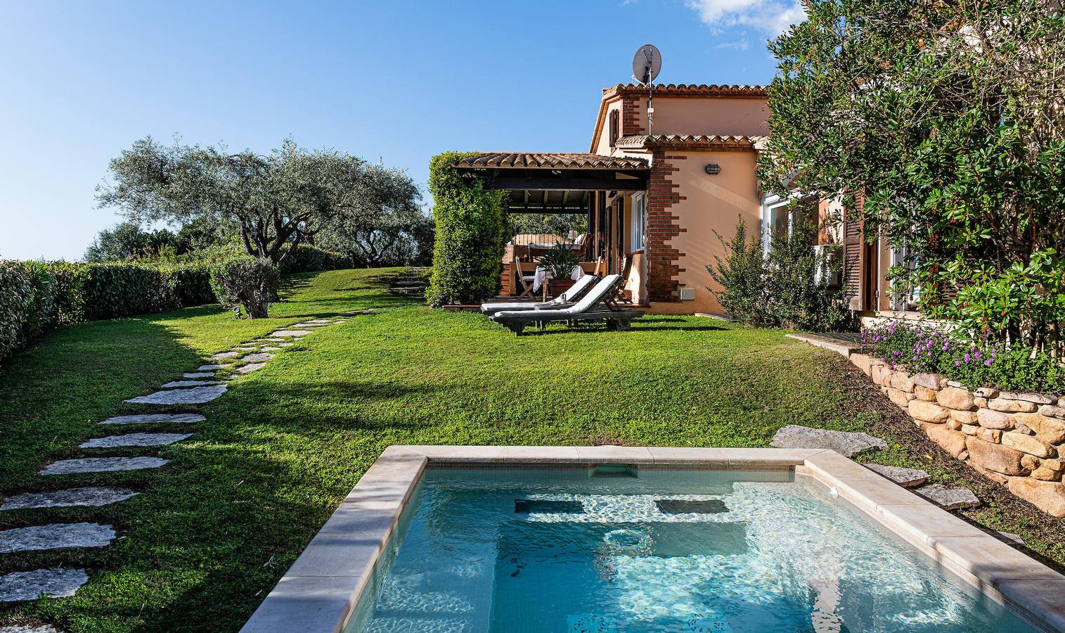 Villa 'Jasmine' with Sea View, Wi-Fi and Air Conditioning in Is Molas, Pula region