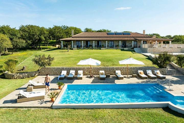 Villa für 10 Personen, mit Garten und Whirlpool sowie Sauna und Terrasse, mit Haustier auf Pag