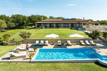 Villa für 10 Personen, mit Whirlpool und Terrasse sowie Garten und Sauna, mit Haustier auf Pag