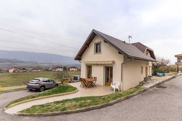 Gîte pour 4 personnes, avec terrasse et jardin à Burettes