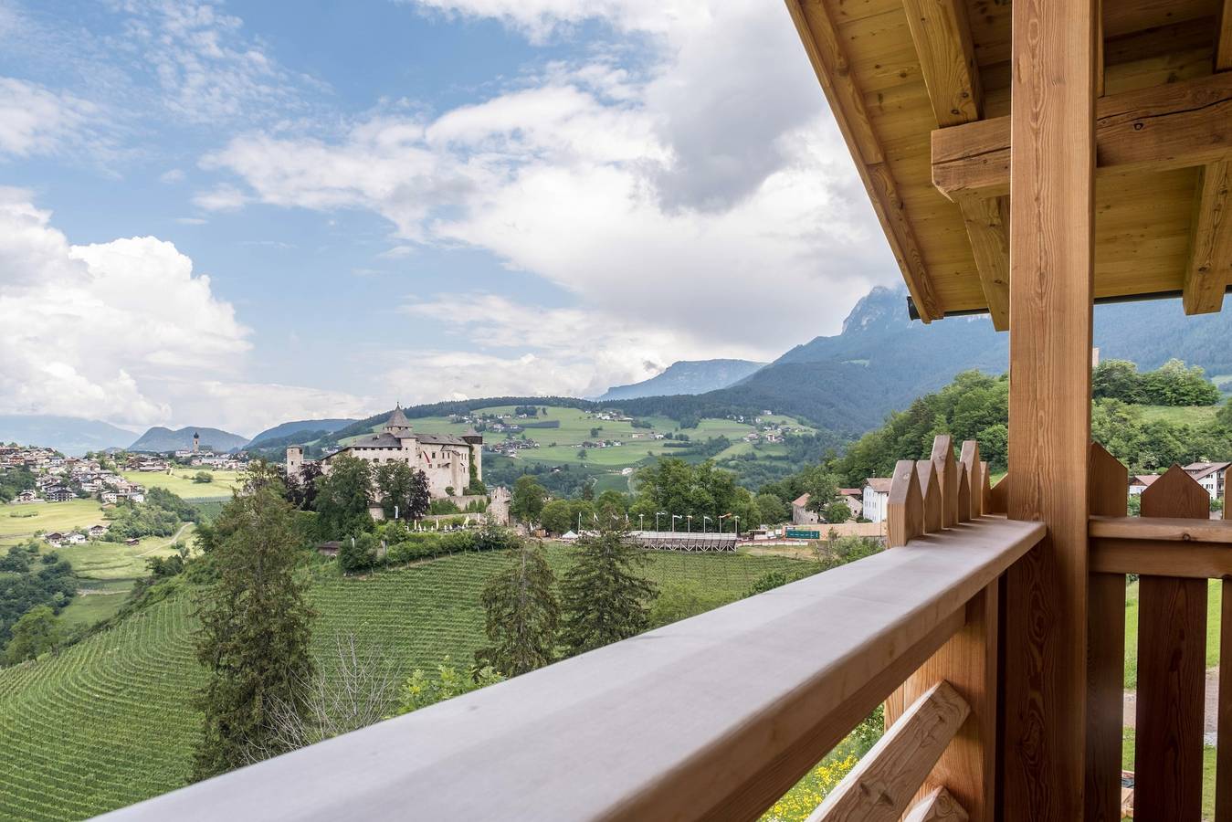 Entire apartment, Apartment "Schlosshof Schneewittchen" with Mountain View, Balconies & Wi-Fi in Prösels, Völs am Schlern