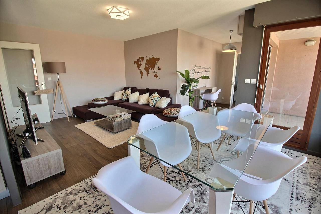Appartement entier, Annemasse - Victoria Centre ville, Grand T2 avec Terrasse in Annemasse, Région de Saint-Julien-en-Genevois