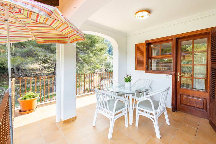 Apartamento entero, Apartamento 'Navarro' con vistas a la montaña, terraza privada y Wi-Fi in Puerto de Sóller, Sóller