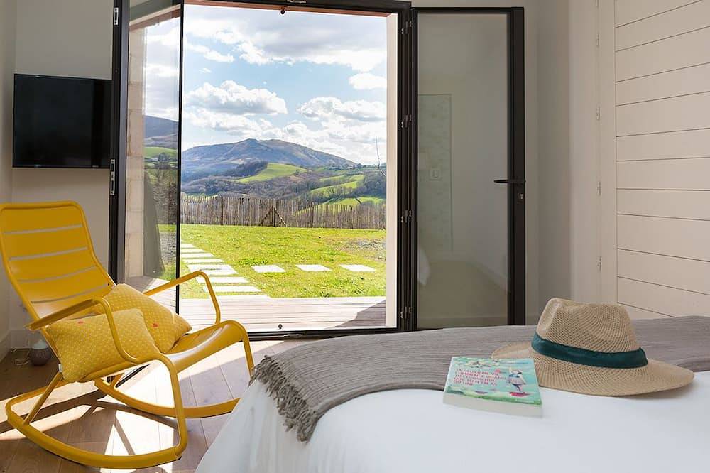 Entire apartment, Spacious Ursuya studio with mountain views, spa & pool access in Hasparren, Bayonne region