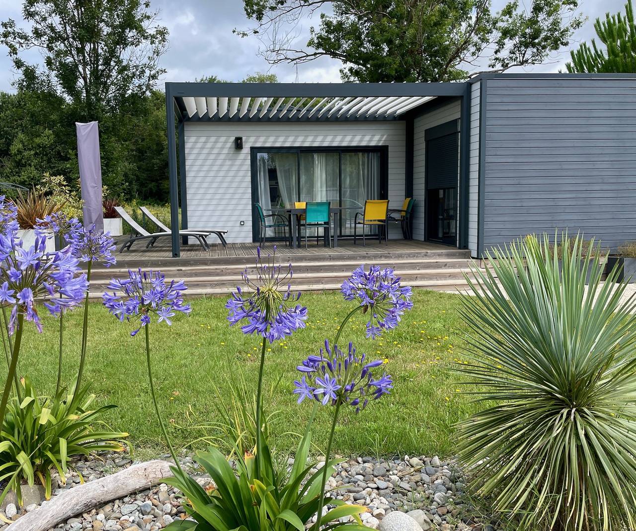 Ecolodge in a calm and relaxing setting with heated swimming pool and jacuzzi in Les Mathes, Côte de Beauté