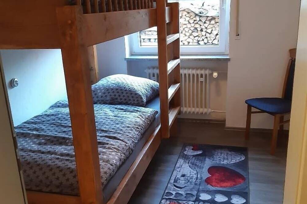 Ganze Wohnung, Erdgeschoß-Ferienwohnung mit Terrasse, Wlan und Privatparkplätzen in Oberviechtach, Naturpark Oberpfälzer Wald