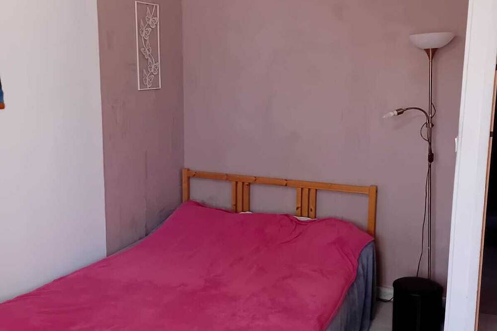 4 kilometers from town center, country house, parking, terrace in Castres, Castres region