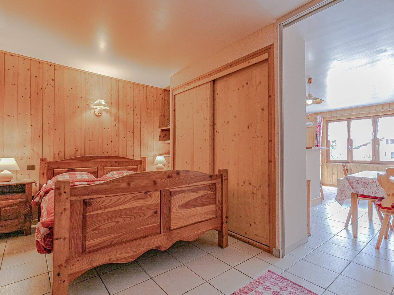 Entire apartment, Quiet apartment with terrace, near slopes, pets allowed in Aussois, Saint-Jean-de-Maurienne region