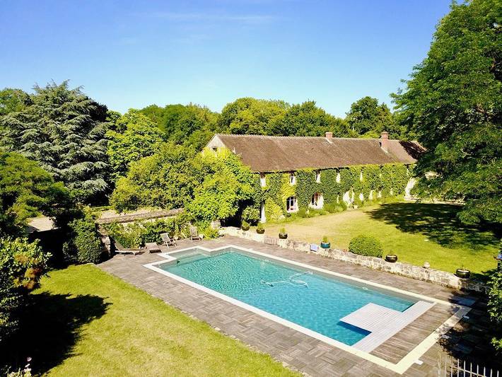 Gîte pour 22 personnes, avec terrasse ainsi que piscine et jardin