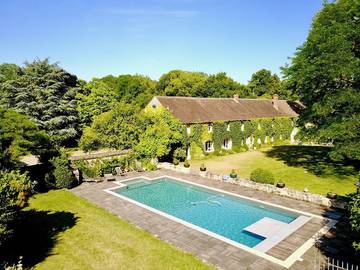 Gîte pour 22 personnes, avec terrasse ainsi que jardin et piscine à Saint-Pierre-lès-Nemours