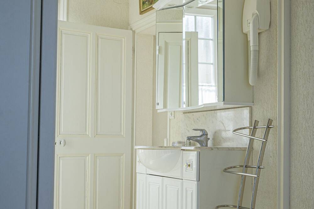 Ganze Wohnung, Apartment-Traditionell-Ensuite mit Dusche-Meerblick in Luc-sur-Mer, Caen und Umgebung