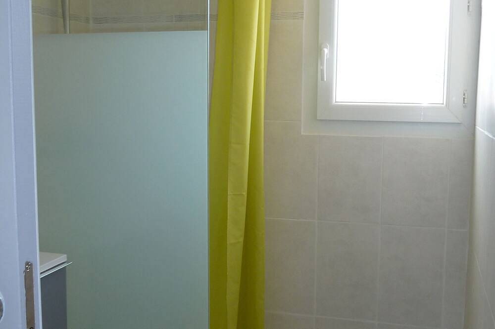 Appartement entier, F3 4/5 personnes 38m2 ,tout confort, ds  propriété privée fermée clim in Montescot, Côte d'Améthyste
