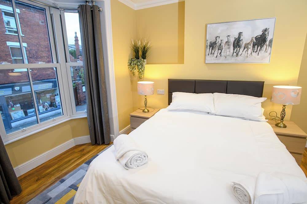 Bright spacious sunny en-suite  room, free Wifi , Tv,  and Toiletries in Lincoln, Lincolnshire