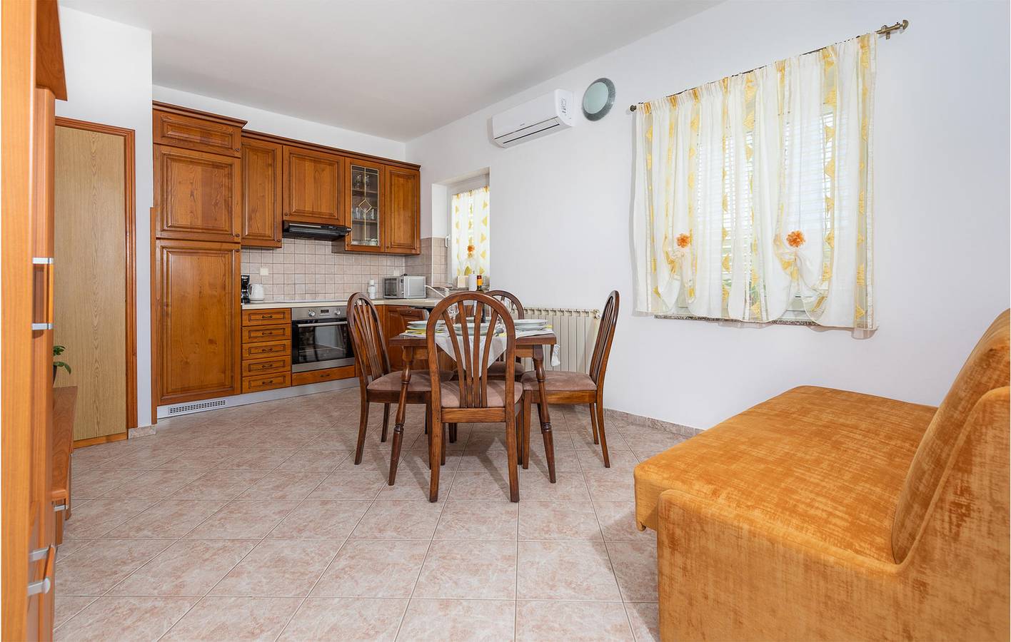 Geheel vakantieappartement, Vakantieappartement voor 5 personen met terras in Punat, Krk
