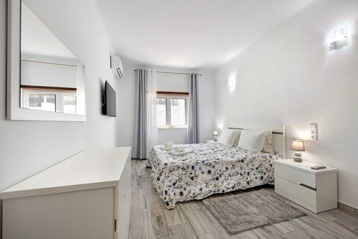 Entire apartment, Apartment Casa Violeta with Terrace, A/C & Wi-Fi in São Sebastião, São Gonçalo de Lagos