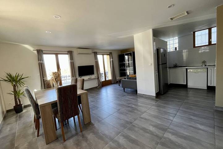 Location de vacances pour 6 personnes, avec balcon et jardin à Simandres