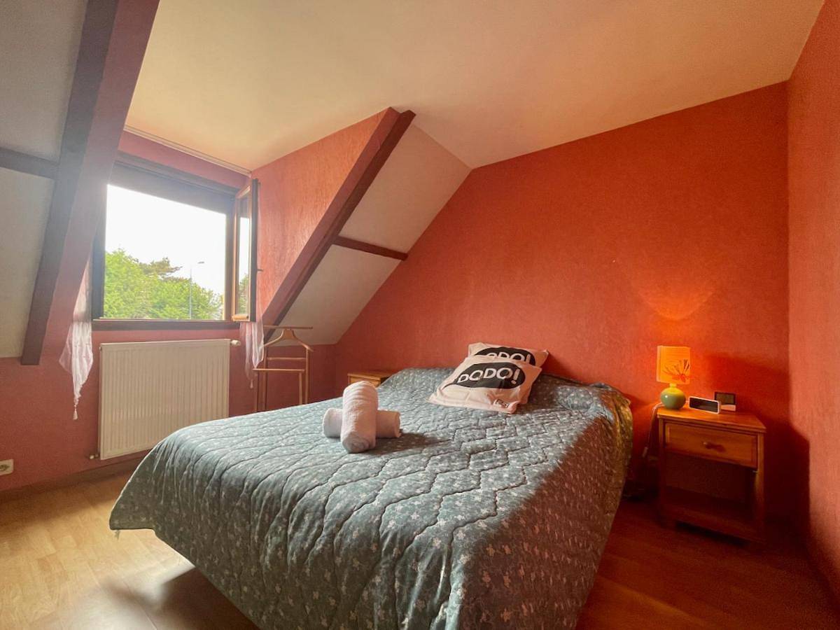 Three-Bedroom House in Breuillet (Essonne), Essonne
