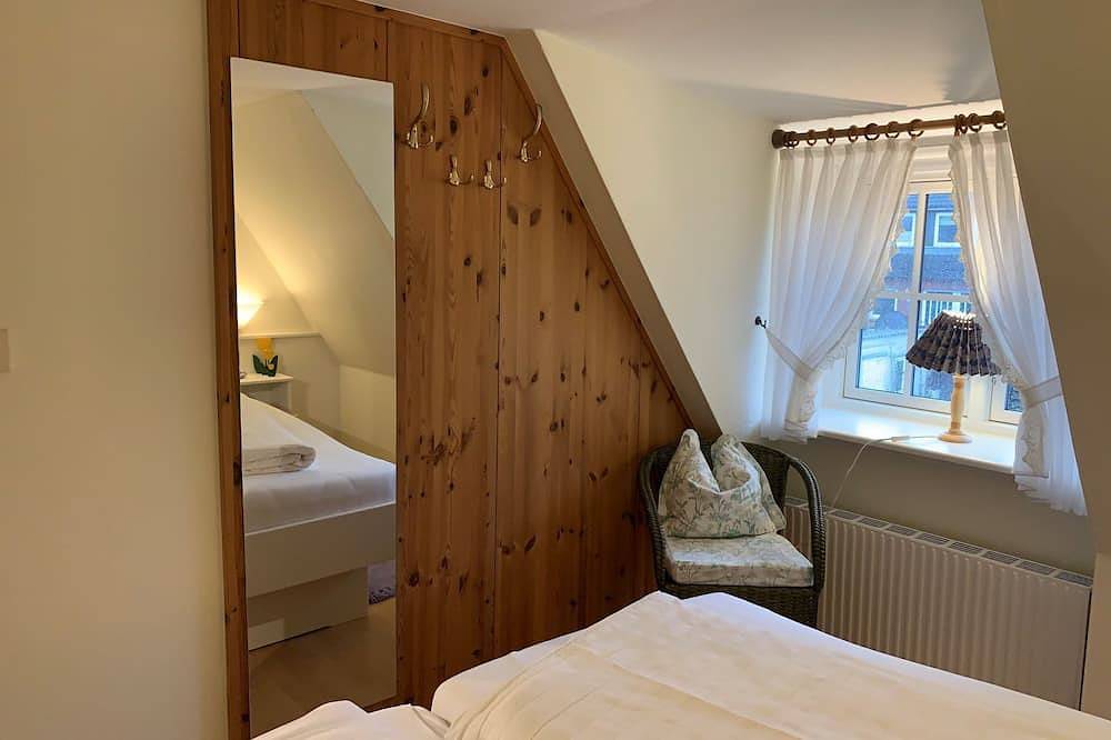 Ganze Wohnung, Wohnen unter Reet in zentraler Ortlage in Nebel, Amrum