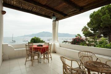 Gîte pour 2 personnes, avec vue et terrasse, animaux acceptés à Santa Marina Salina