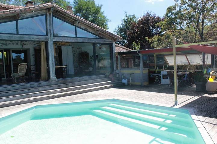 Location de vacances pour 10 personnes, avec terrasse et jardin à Pompaire