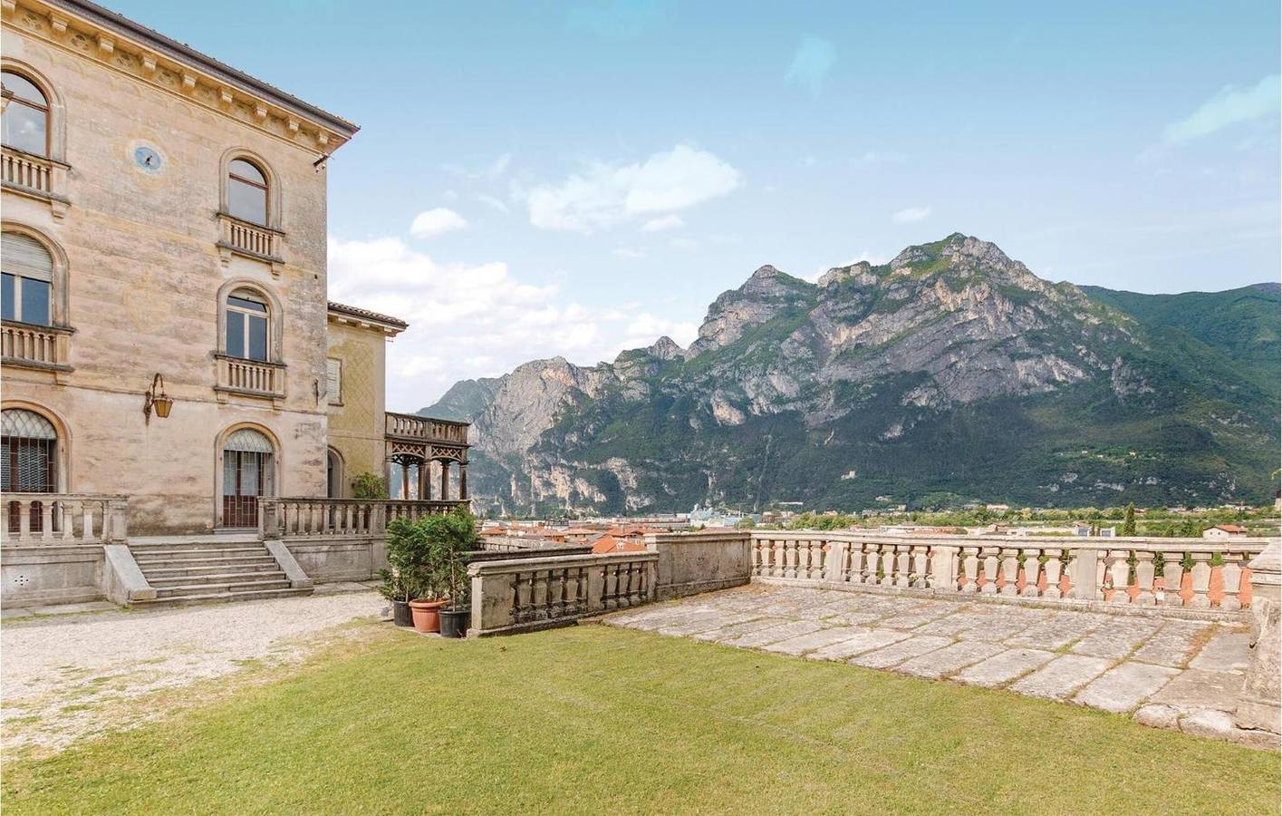 Entire apartment, Residenza Byron – Historic Charm on the de' Lutti Estate with Lake-View Loggia in Riva del Garda, Garda Mountains