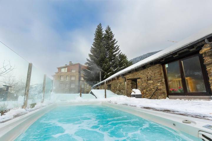 Gîte pour 2 personnes, avec jacuzzi ainsi que jardin et piscine à El Tarter - 3