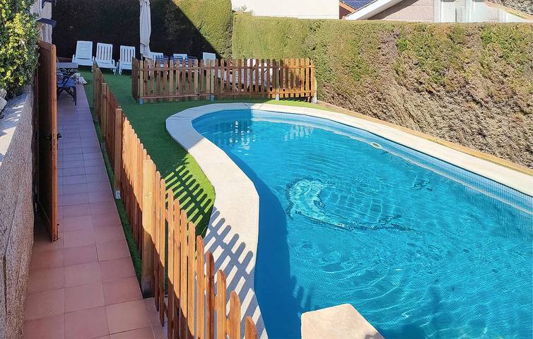 Location de vacances pour 15 personnes, avec piscine ainsi que terrasse et jardin, animaux acceptés à Santa Susanna - 4