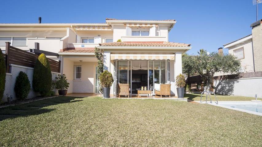 Chalet para 8 personas, con piscina además de jardín y terraza en Calafell