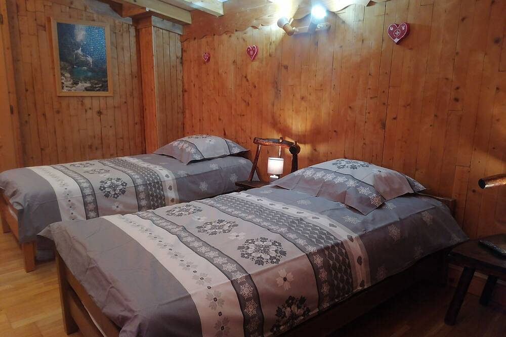 Small typical house 5 min from Morzine 2 bedrooms 1 double bed and 2 single beds/4 pers. in Essert-Romand, Les Portes du Soleil