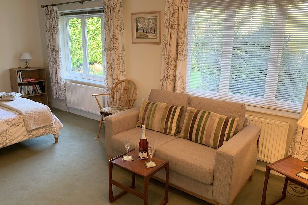 Entire apartment, Quiet Garden Apartment in leafy Surrey on the edge of Windsor Great Park in Thorpe Park, Surrey