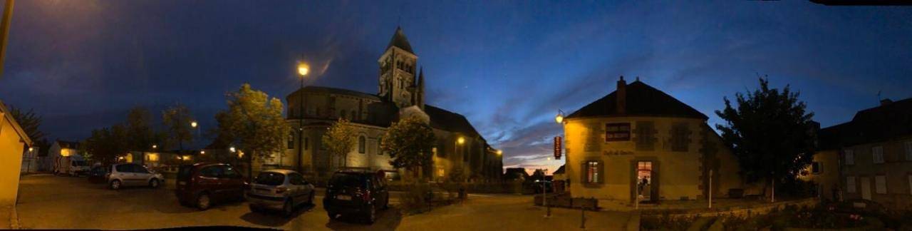 Triple Room with Shower in Saint-Menoux, Allier