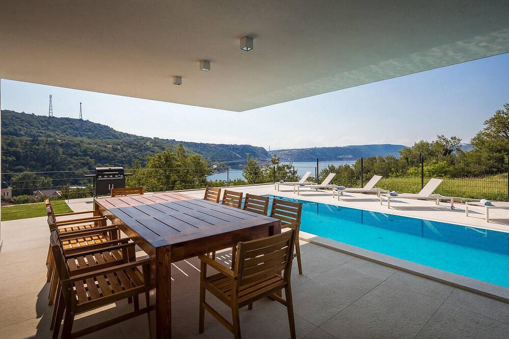 Gorgeous home in Bakarac with private swimming pool, can be inside or outside in Bakarac, Kraljevica