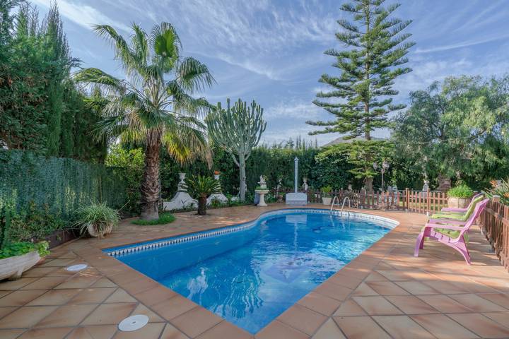 Impresionante "Villa Felicity primera planta" con vistas a la montaña, Wi-Fi, jardín, terrazas, piscina, jacuzzi y balcón; aparcamiento disponible, se admiten mascotas in Vélez-Málaga, Costa del Sol