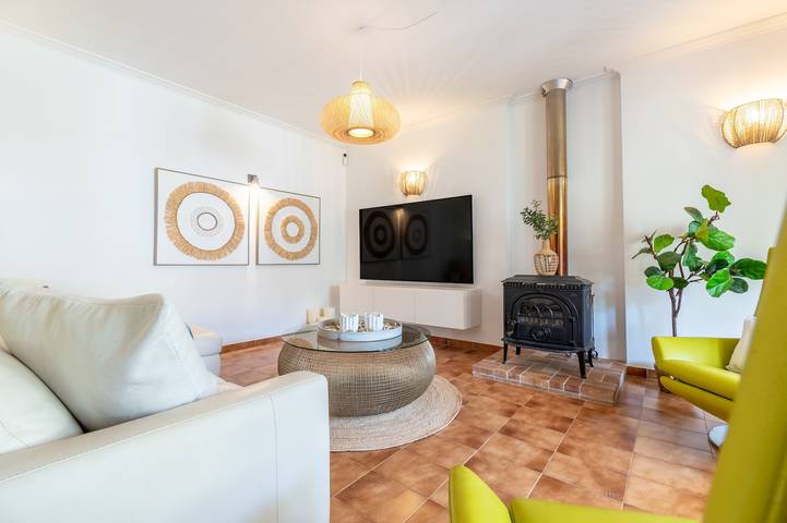 Chalet 'Voramar Alcudia' with Sea View, Wi-Fi and Air Conditioning in Playa de Alcúdia, Alcúdia