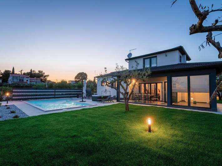 Ferienhaus für 6 Personen, mit Whirlpool und Terrasse sowie Garten und Pool in Kastelir