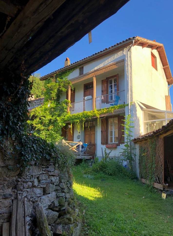Gîte pour 8 personnes, avec jacuzzi et piscine ainsi que jardin et terrasse à Thèbe