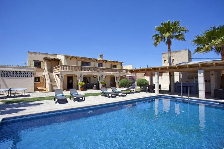 Villa with pool for 12 people, with balcony and garden, child-friendly in Alcúdia