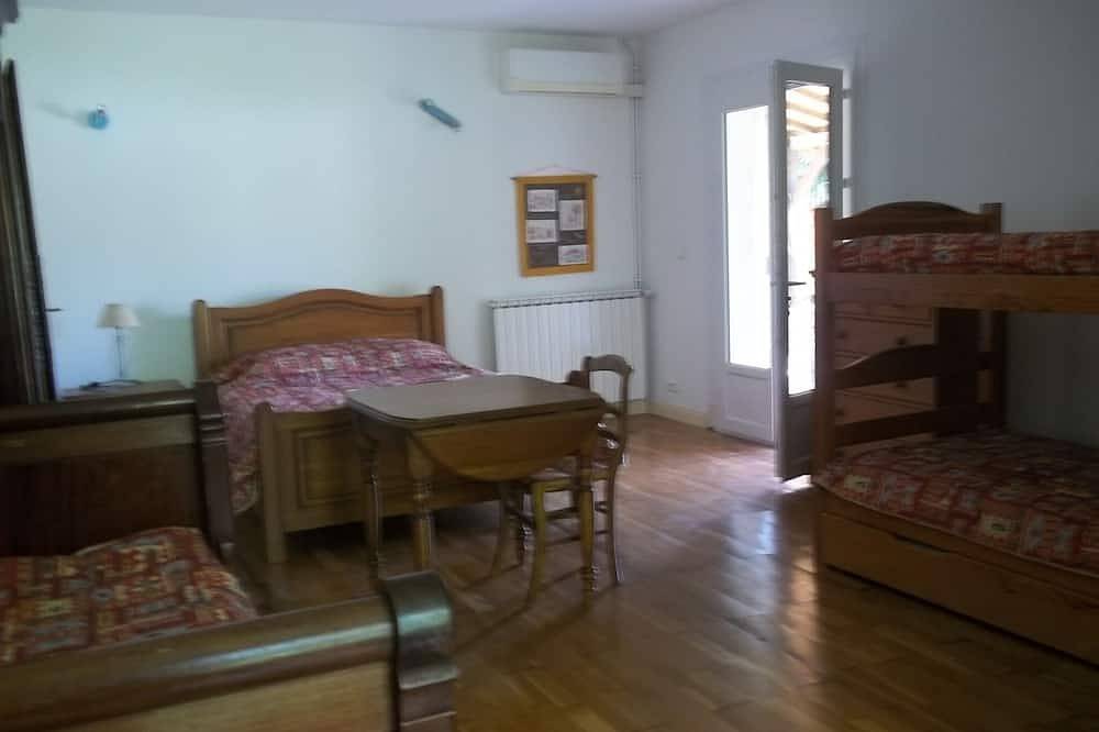 Chambre à la campagne  dans maison gasconne traditionnelle in Lannepax, Gers