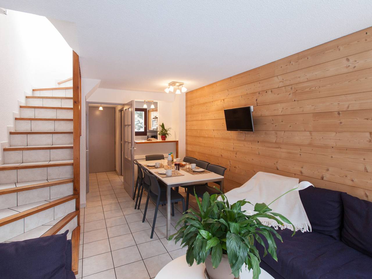Entire apartment, Renovated Alpine Chalet · Near Lifts · Terrace & Free Wifi · Sleeps 6 in La Salle-les-Alpes, Serre Chevalier