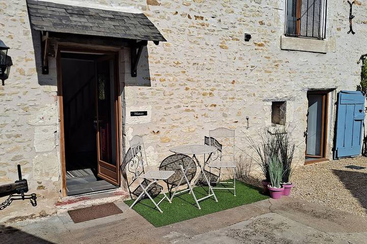 Location de vacances pour 4 personnes, avec piscine et jardin à Chaveignes