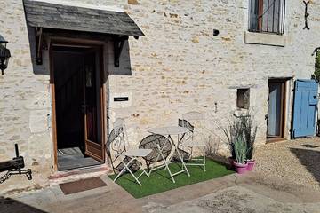 Gîte pour 4 personnes, avec piscine et jardin à Chaveignes