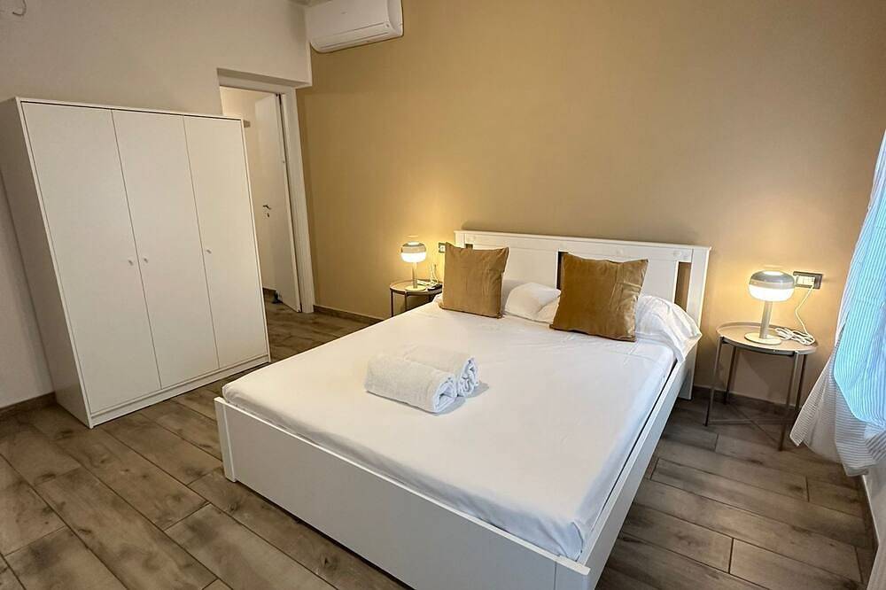 Elegant two-room apartment near the historic center with free reserved parking in Modena, Modena Provinz