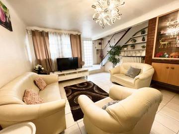 Location de vacances pour 9 personnes, avec jardin à Bondy